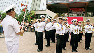 Оркестр с крейсера развлек Канн