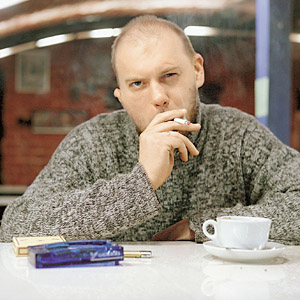 Сегодня Родионов пьет в компании бомжей, а назавтра ему лететь на прием к английской королеве