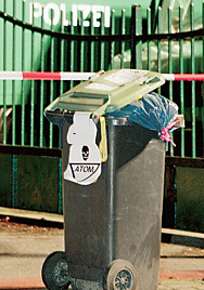 Значок радиационного заражения на мусорном баке в Германии