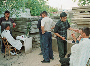 Стрижка на рынке стоит недорого - 30 рублей