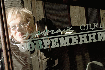 «Смотри, какие зрители хорошие у нас!» Галина Волчек у входа на Новую сцену