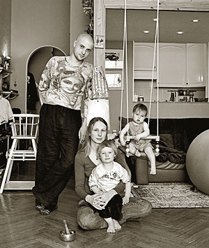 Семья менеджера по маркетингу коммуникаций («Это не наколки, это у него рубашка такая»)