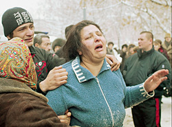 Иногда трудно сказать, кому больше нужна помощь - тем, кто под развалинами, или тем, кто ждет чуда рядом с ними