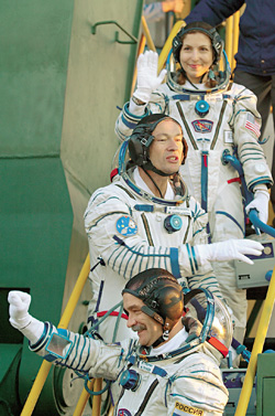 Последнее прощание перед стартом проходит на ступеньках лифта