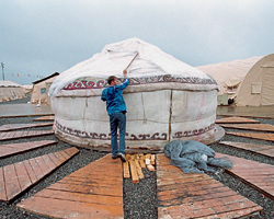 Киргизия подарила американцам юрту, но там только торгуют сувенирами. Военные же по-прежнему живут в палатках