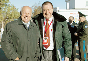 Мэр Байконура Александр Мезенцев и представитель Роскосмоса Игорь Панарин довольны успешным стартом