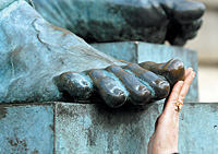 ...россиян спасает лишь верный «счастливый палец» из бронзы