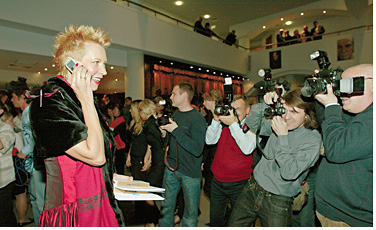 Одна из ведущих церемонии Татьяна Лазарева перед выходом на сцену