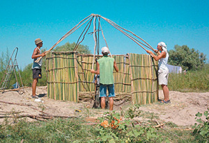 Археологи пытаются реконструировать юрту кочевников-огузов 