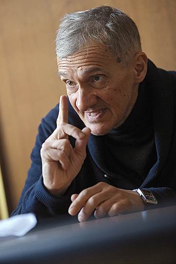 "Мужчина трудной судьбы" (Антон Шагин) уже не первое десятилетие спасает в нашем кино "провинциальную умницу" (кадр из фильма "Охрана")  