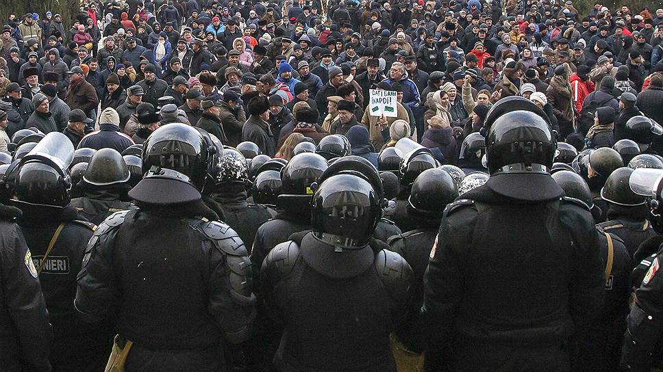 МАРШ НА МЕСТЕ 21.01.2016 Молдавская политика неожиданно снова оказалась в центре внимания. Новое правительство, утвержденное фактически без обсуждения программы, не устроило ни пророссийски настроенных молдаван, ни сторонников евроинтеграции. 21 января они прошли совместным маршем по улицам Кишинева, под государственными флагами, без партийных знамен. Лозунги были объединяющие, антикоррупционные. Скандировали "Долой мафию!", "Нет правительству олигархов!", требовали отставки правительства и перевыборов парламента. У здания парламента их встретила полиция, этот момент и попал в кадр