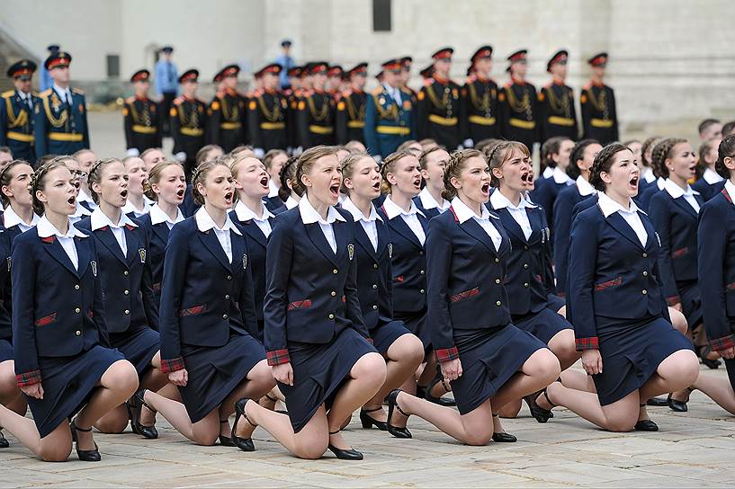 РОЗЫ ОБОРОНЫ 04.07.2016 В конце июня российские выпускники отметили окончание учебы. У всех свои ритуалы, но одним из самых красочных уже который год остается церемония Объединенного выпуска довузовских образовательных учреждений Минобороны РФ, которая по традиции проходит на Соборной площади Московского Кремля. Подробнее