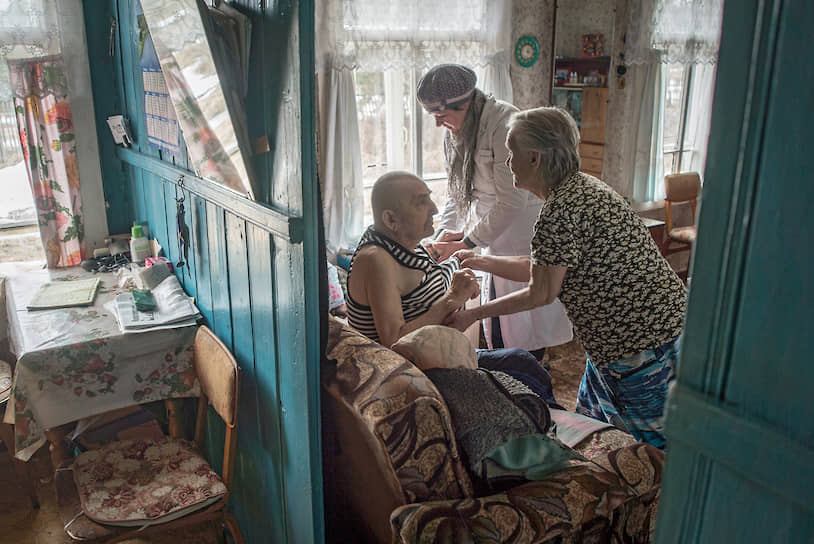 Примерно каждому второму пенсионеру делается укол — нестабильное давление, больное сердце, астма…  
