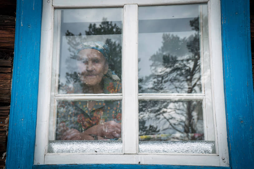 Веселовой Нине Константиновне 94 года. Всю жизнь она проработала в колхозе. Сейчас ее навещает только сельский фельдшер 