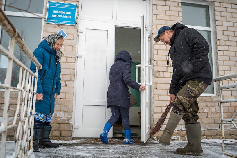 Пациенты у входа в Никольскую амбулаторию в селе Никольское 