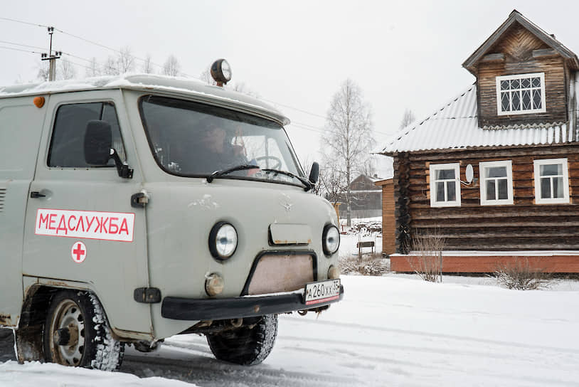 Автомобиль медицинской службы в селе Никольское 