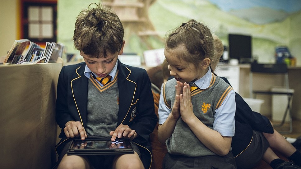 Ученики Британской школы во время отдыха