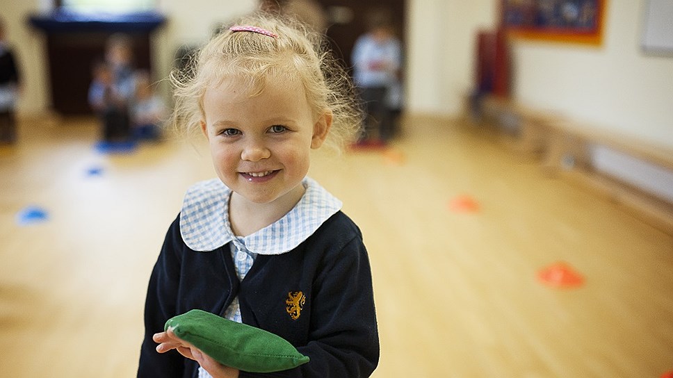 Ученица Британской школы во время учебного дня
