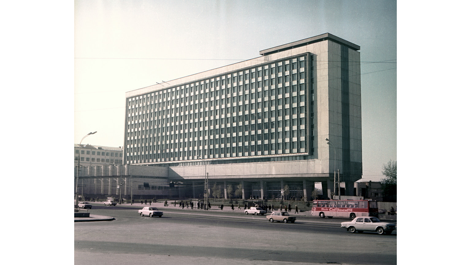 Вид на корпус нового здания Московского института стали и сплавов. 1980 г. 