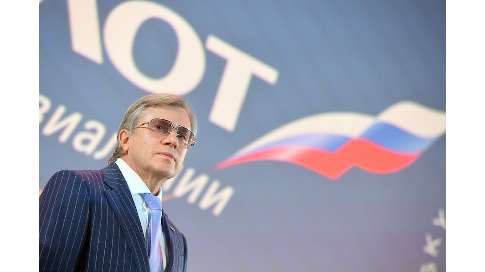 «Сегодня мы принимаем в наш парк самый современный дальнемагистральный самолет. "Аэрофлот" давно ждал этого пополнения. Возможности А350 позволяют нам предложить качественно иной уровень сервиса во всех классах обслуживания. Кроме того, А350 — это беспрецедентная топливная эффективность, — сказал генеральный директор авиакомпании Виталий Савельев. — Как вы знаете, наш авиапарк самый молодой среди крупнейших перевозчиков мира. С приходом этого самолета перед нами открываются перспективы развития новых дальних маршрутов и нового уровня комфорта для пассажиров. Дальнемагистральные перевозки — очень конкурентная среда, поэтому особенно важно, что мы приобретаем дополнительные преимущества на самых востребованных рынках».