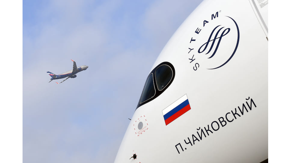 «Аэрофлот» разработал для новых Airbus A350 особый дизайн ливреи. Изображение российского триколора на киле стало крупнее, развевающийся флаг также украсил законцовки крыла.