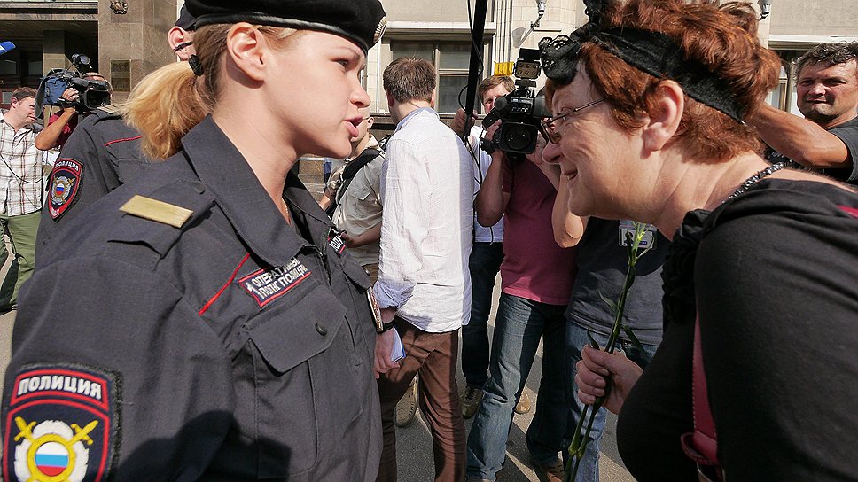 К месту проведения акции были стянуты дополнительные полицейские, они организовали проход через толпу, чтобы сотрудники Думы могли выходить из своих автомобилей и проходить в нижнюю палату 