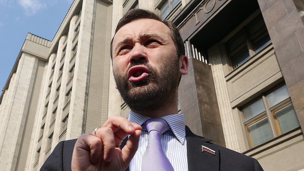 Член комитета Государственной думы (ГД) по экономической политике, инновационному развитию и предпринимательству Илья Пономарев у здания Государственной думы во время проведения пикета ученых РАН 