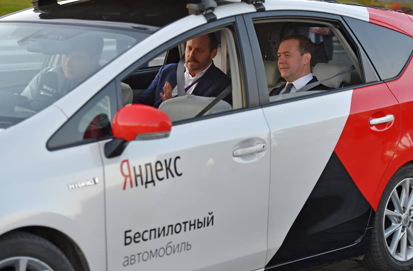 Председатель правительства России Дмитрий Медведев (справа) и генеральный директор компании "Яндекс" Аркадий Волож (в центре)