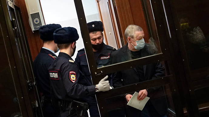 Колония расставит декорации для Михаила Ефремова