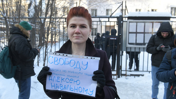 «Сторонники Навального буквально повисли на заборе»