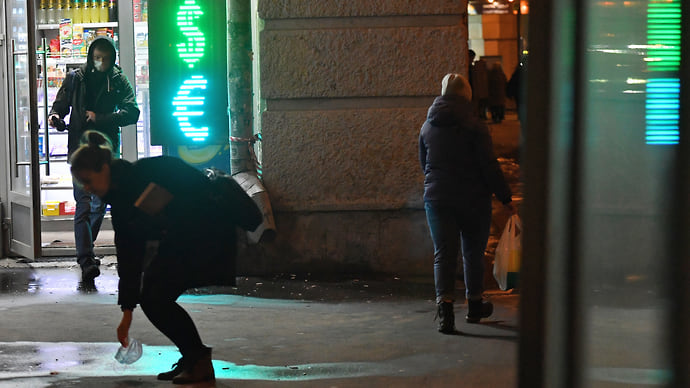 Рубль стремится устоять