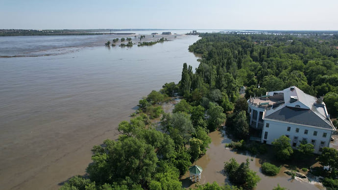 Берега Днепра ушли под воду