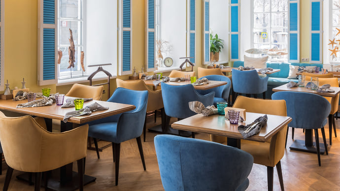 «Строгают рыбу лично для каждого гостя перед его столом»