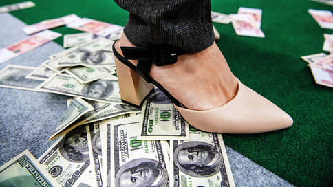 Курс доллара заходит за порог // Почему дешевеет американская валюта, и что это значит для российской экономики