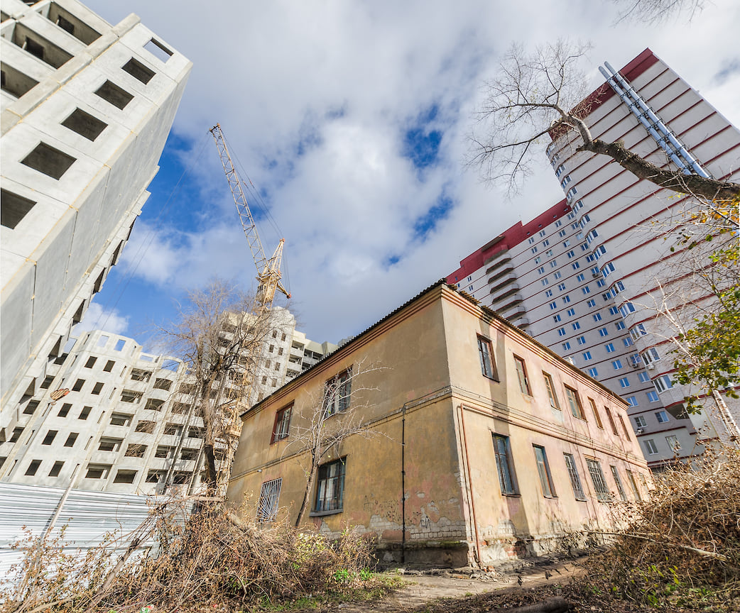 Планируется, что старые дома расселят, а на их месте возведут новостройки 