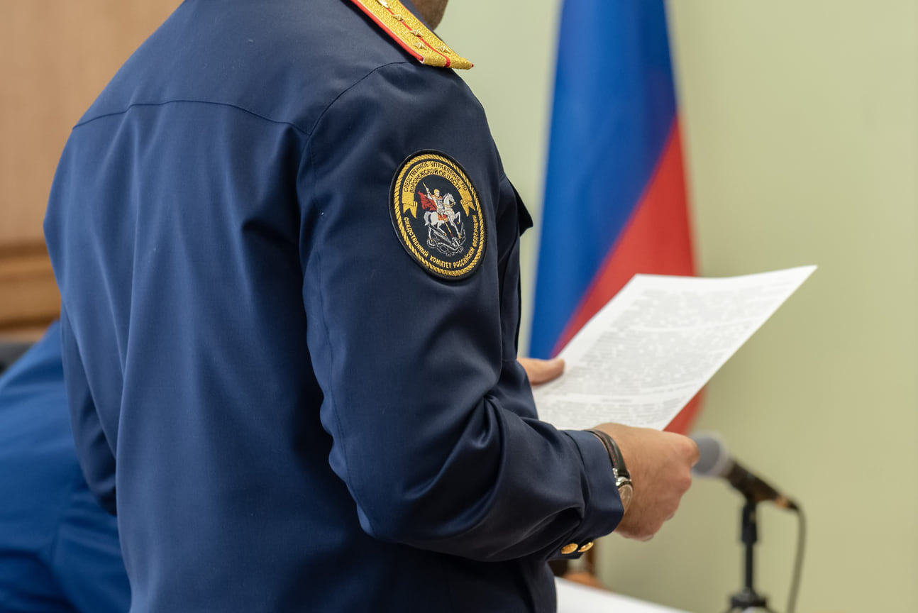 Следствие полагает, что бывший чиновник незаконно инициировал передачу жилых домов от одной управляющей компании к другой