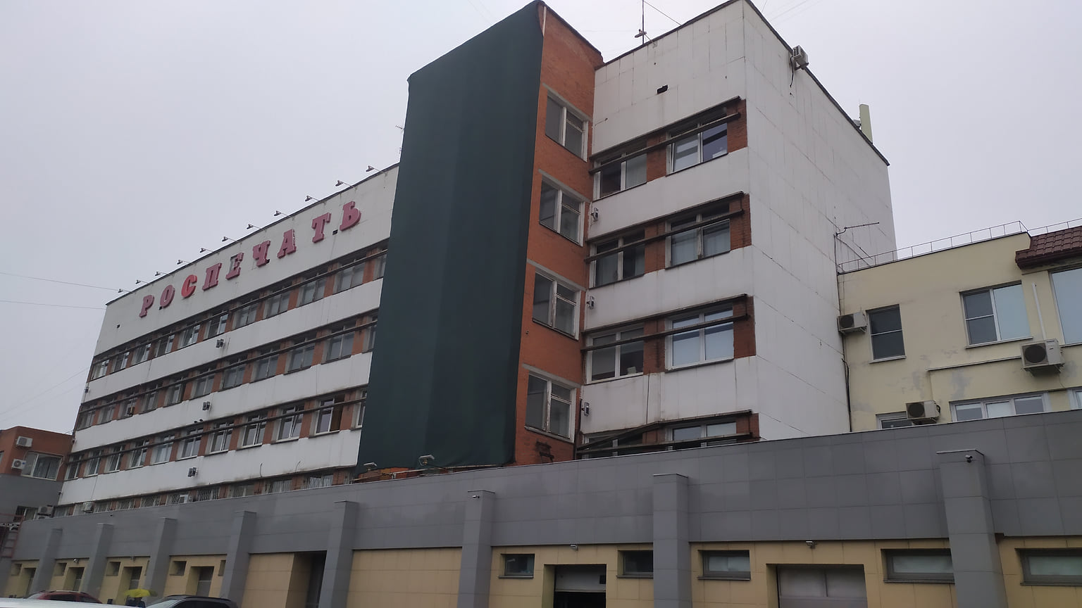 Покупатель обязан сохранить мозаичное панно на фасаде, которое сейчас закрыто черной тканью