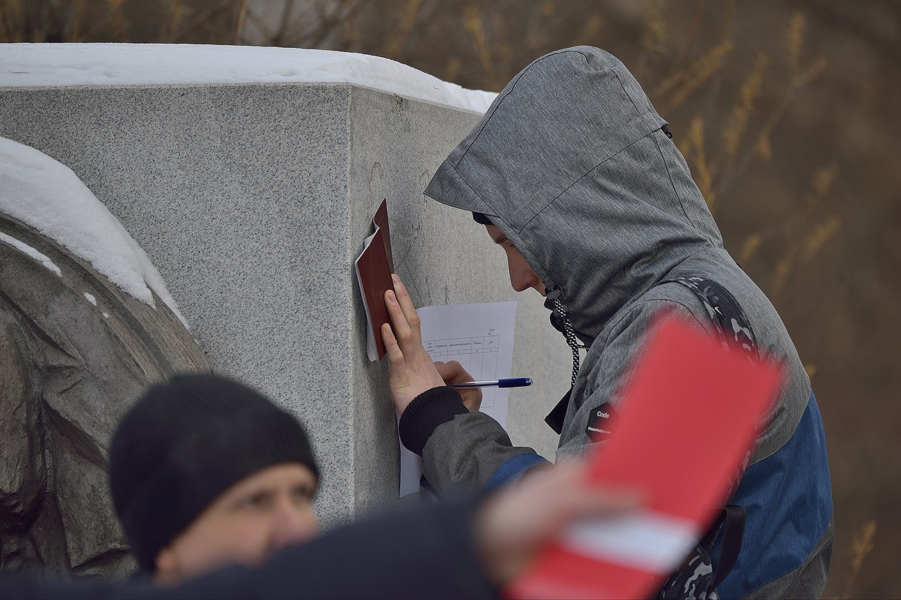 Другие заполняли бумагу на месте 