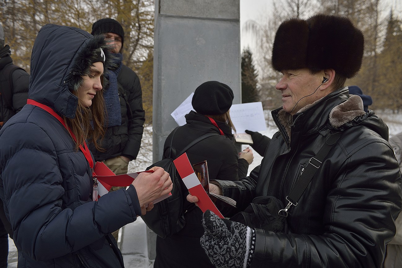 В обмен на бланки с паспортными данными волонтеры штаба Алексея Навального выдавали оформленные в фирменном стиле прямоугольные мандаты 