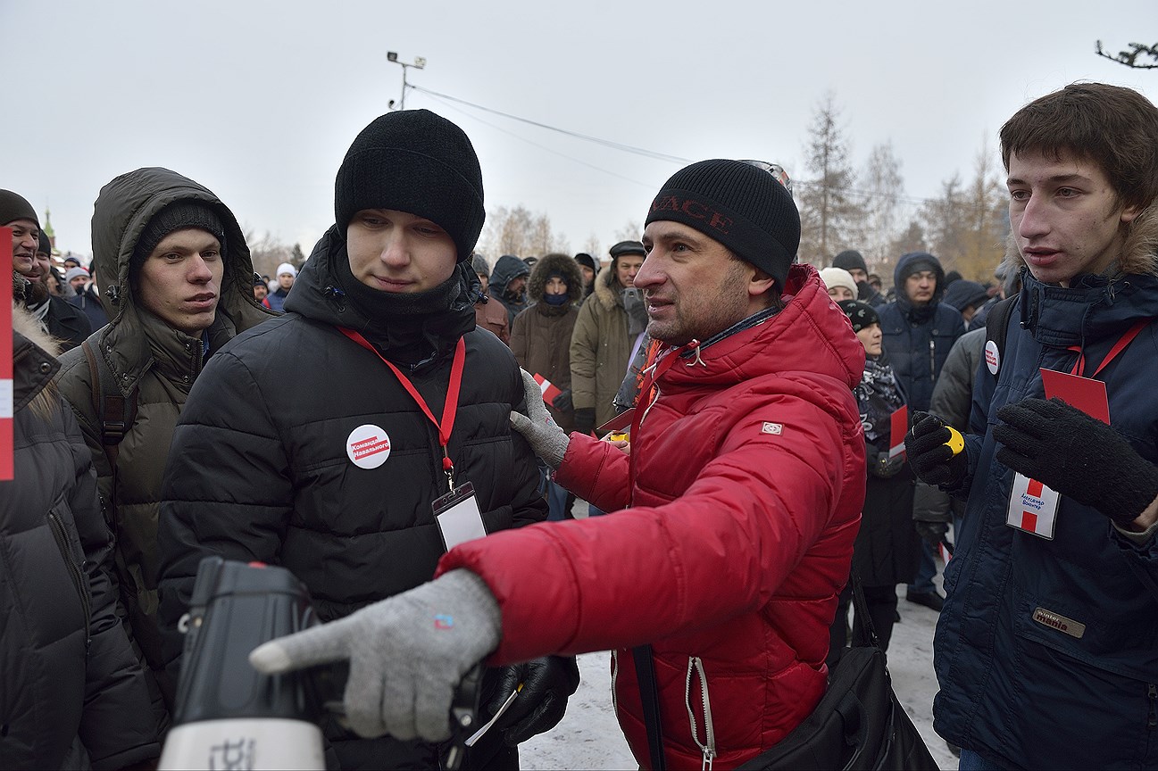 К каждой группе координатор штаба Алексей Табалов (в центре) приставил по два счетчика голосов из числа волонтеров 