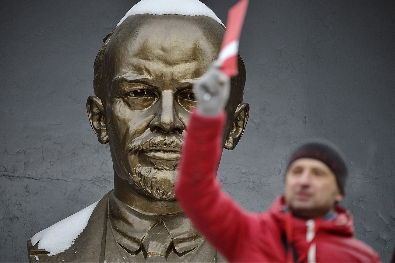 Выбор челябинцев печально наблюдал заснеженный бюст Владимира Ульянова (Ленина) 