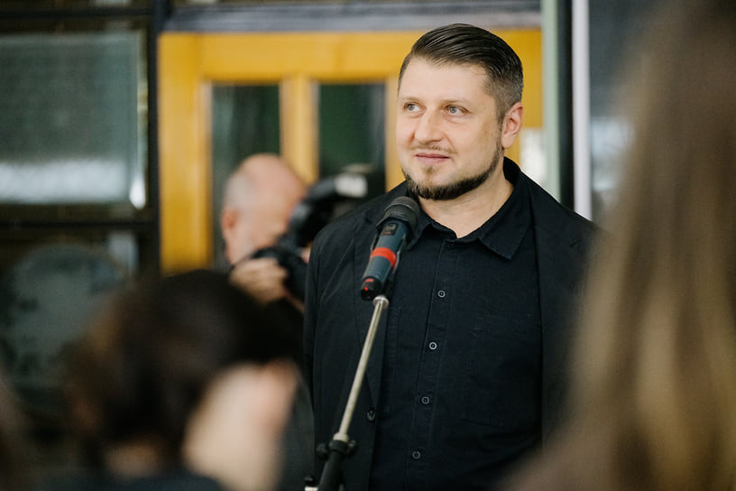 Куратор выставки Александр Дашевский  