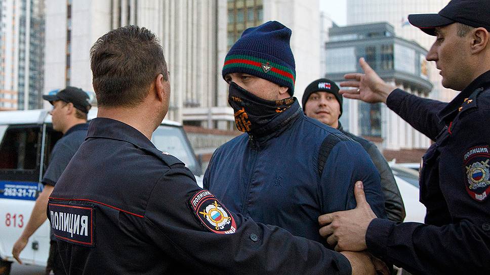 8 По предварительным данным, полиция задержала около 30 активистов