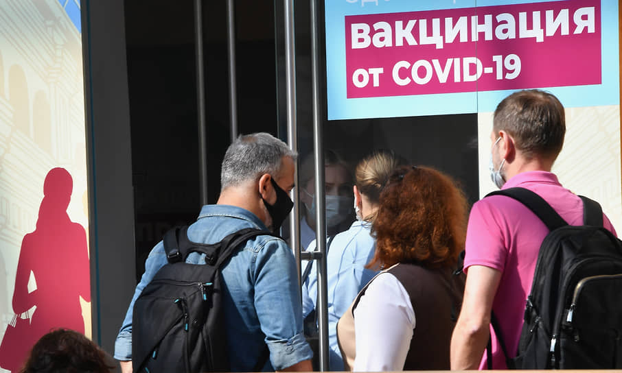 Уральцы готовы стоять в очередях, чтобы получить прививку от COVID-19 