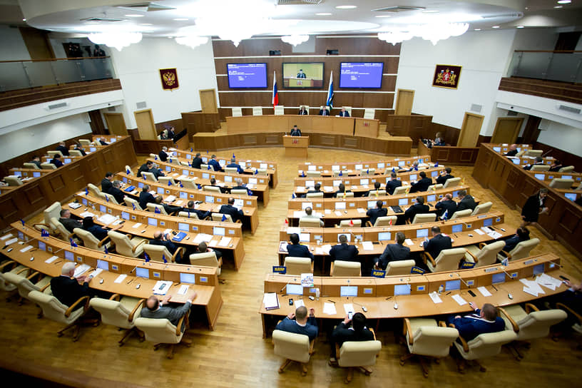 Половину мест в свердловском заксобрании займут новые депутаты 