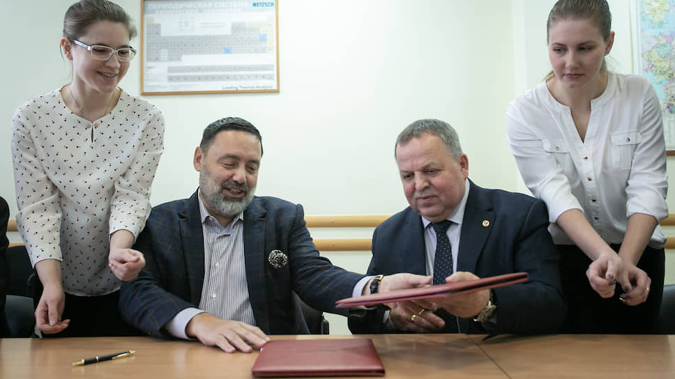 Подписание меморандума о сотрудничестве между ГК КОРТРОС и УрО РАН состоялось в институте металлургии УРО РАН. Президент группы компаний “Кортрос” Вениамин Голубицкий (второй слева) и председатель УрО РАН академик Валерий Чарушин (второй справа)