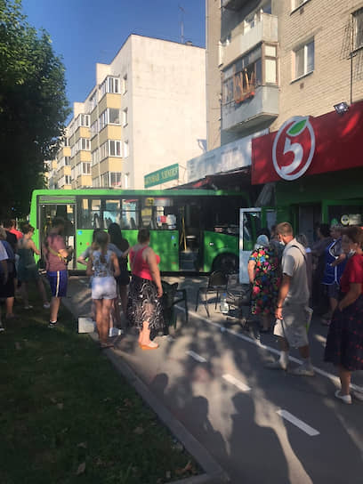 В Тюмени маршрутное такси врезалось в магазин, расположенный на первом этаже жилого дома