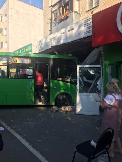 В Тюмени маршрутное такси врезалось в магазин, расположенный на первом этаже жилого дома