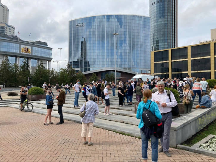 Акция в поддержку Хабаровска на площади у Драмтеатра в Екатеринбурге 