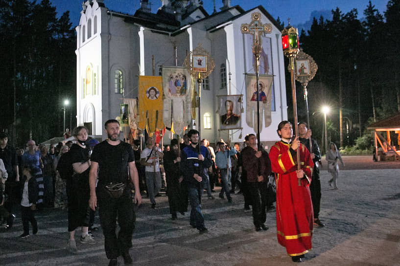Альтернативный Царский крестный ход на территории Среднеуральского женского монастыря, который организовал лишенный сана схимонах Сергий (Романов). 